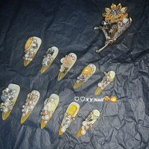 Floral And Pearls Press On Nails